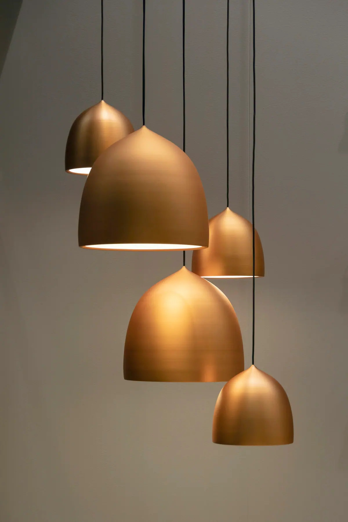 Luminárias pendentes em cobre do showroom