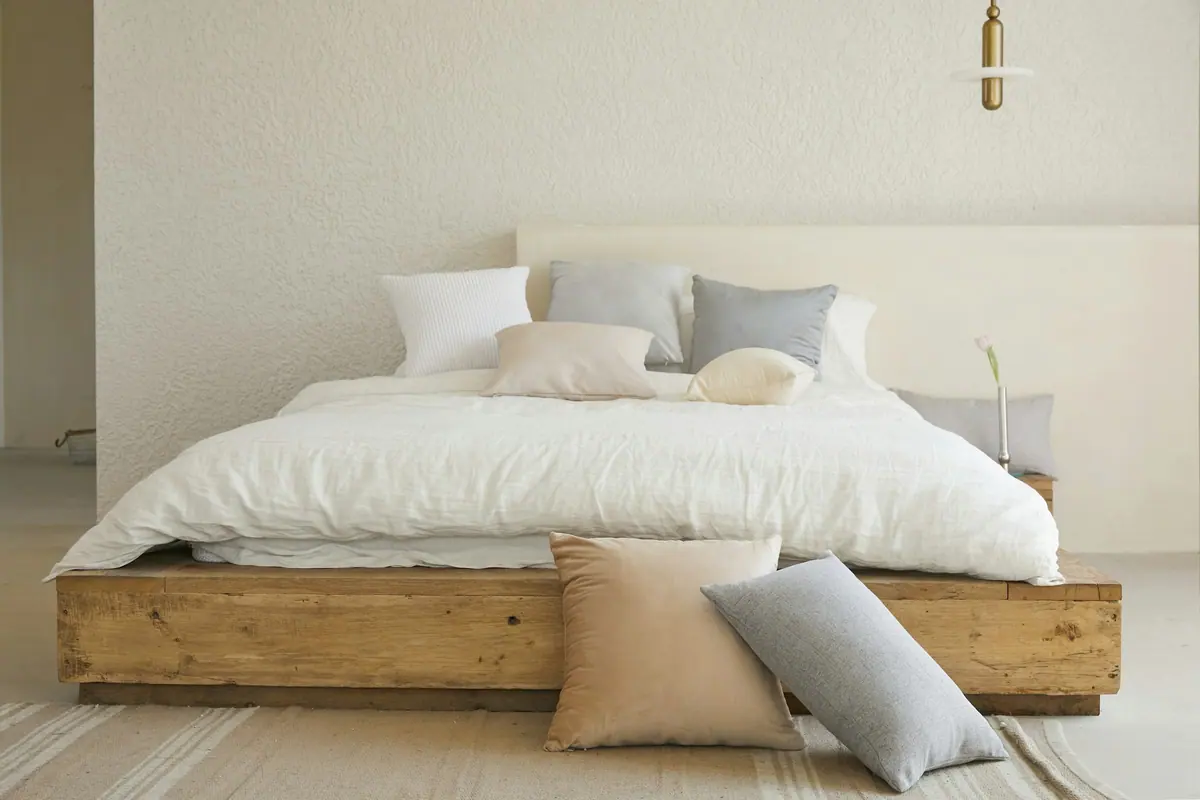 Cama com base em madeira maciça