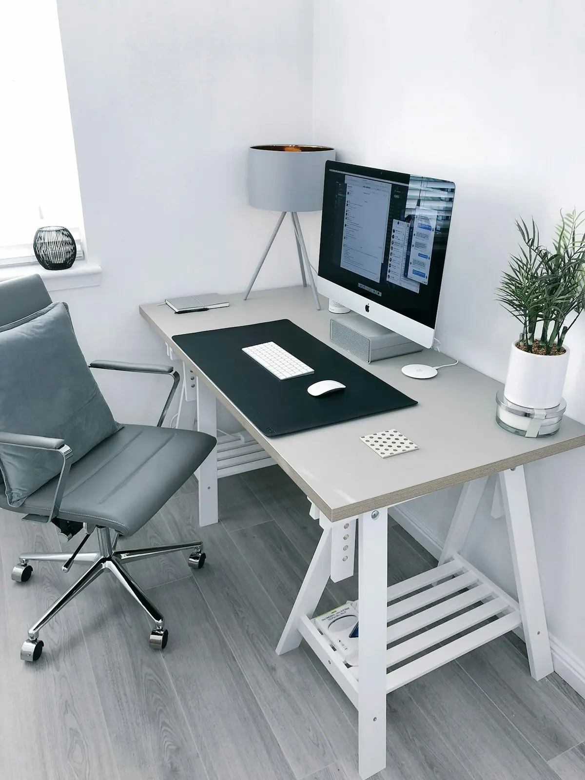 Estação de trabalho clara com cadeira ergonômica