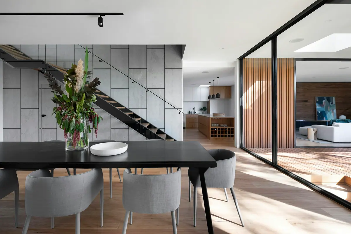Jantar integrado com mesa preta e vista para a cozinha